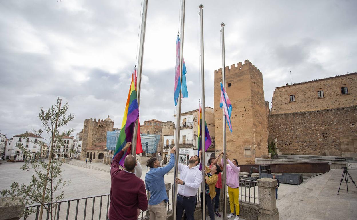 Izado de las banderas del orgullo LGBTI, ayer en la Plaza Mayor. 