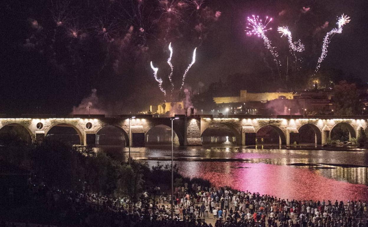 Imagen de archivo de los fuegos artificiales desde el parque del río.