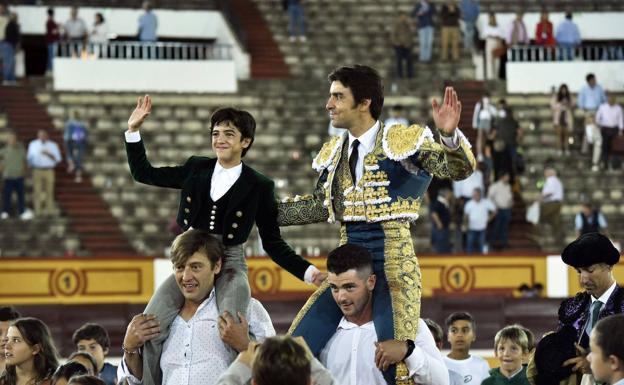 Imagen principal - El ganado desluce la encerrona de Perera en Badajoz