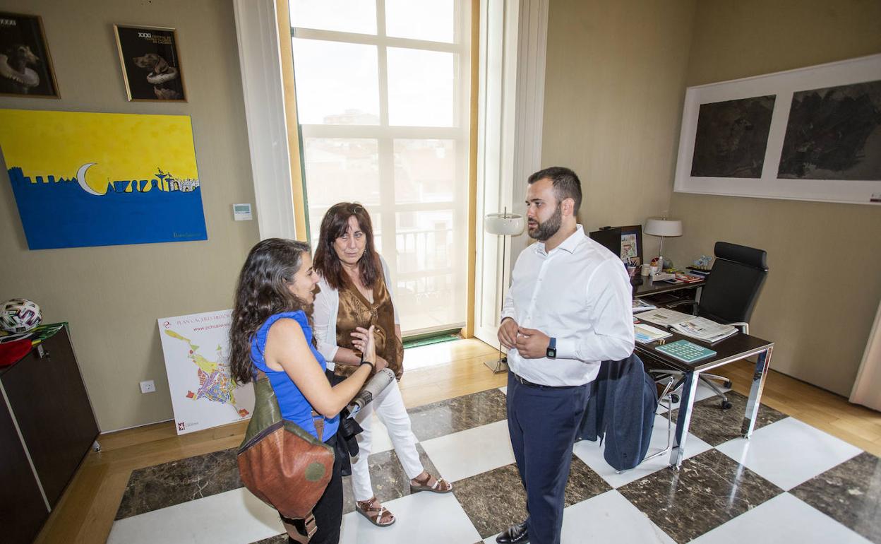 El alcalde Luis Salaya se ha reunido hoy con Consuelo López e Irene de Miguel, de Unidas Podemos. 