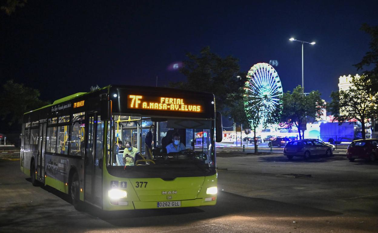Un autobús urbano saliendo de la feria. 