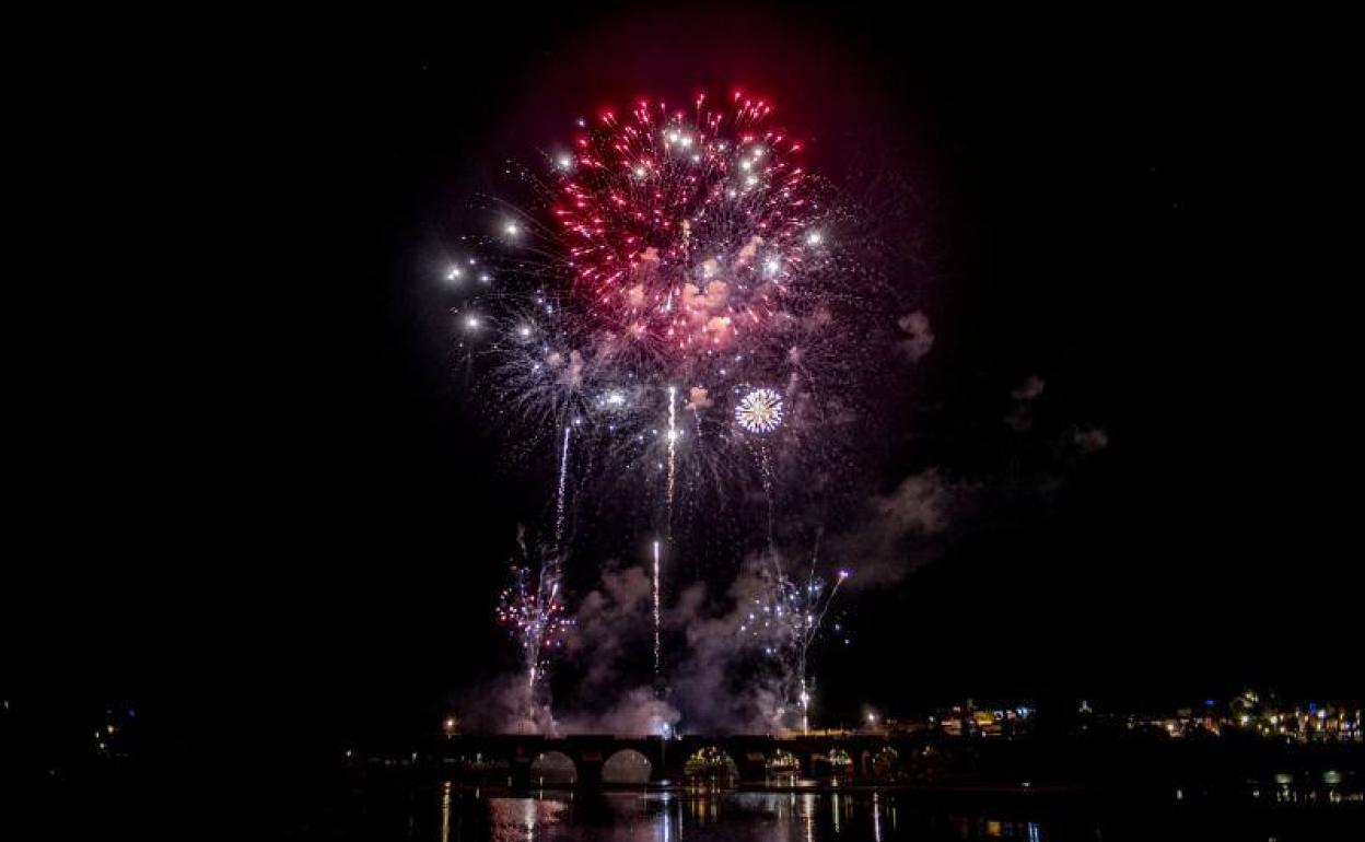 Los fuegos artificiales encienden la mecha de la jornada más festiva