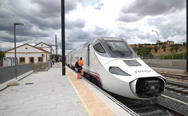 El tren, parado en la estación de Plasencia, estación final del viaje de pruebas de este jueves. 