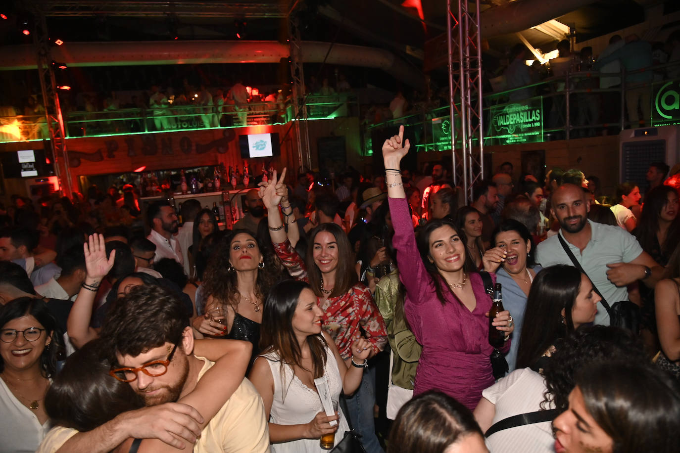 Fotos: Gran ambiente en el ferial en la noche de San Juan