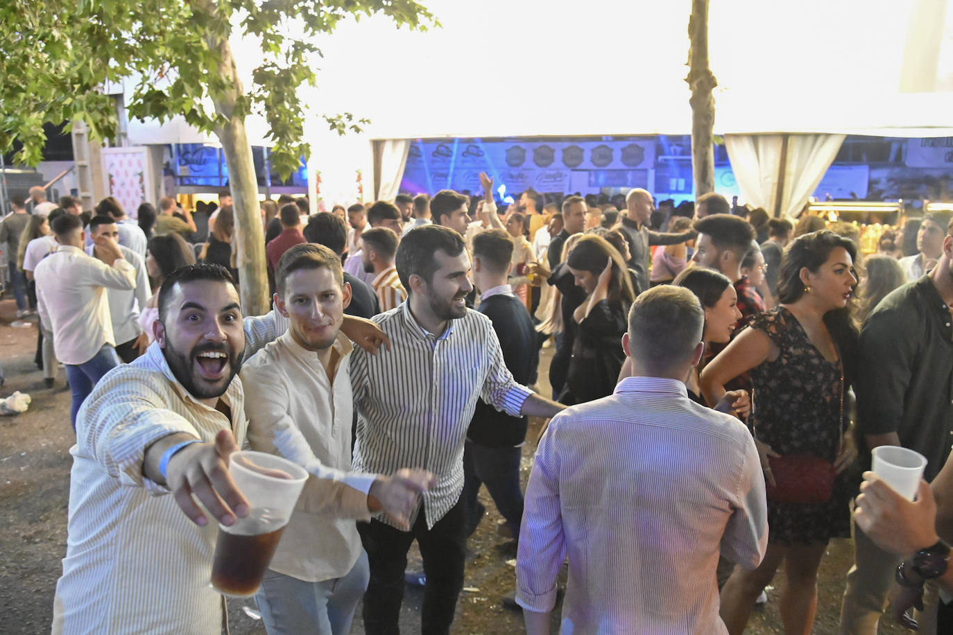 Fotos: Gran ambiente en el ferial en la noche de San Juan