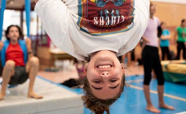 Una participante en el Festival de Circo Joven FEECSE en Usagre. 