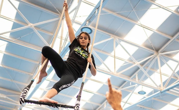 Sobre el trapecio en el pabellón municipal de Usagre. 