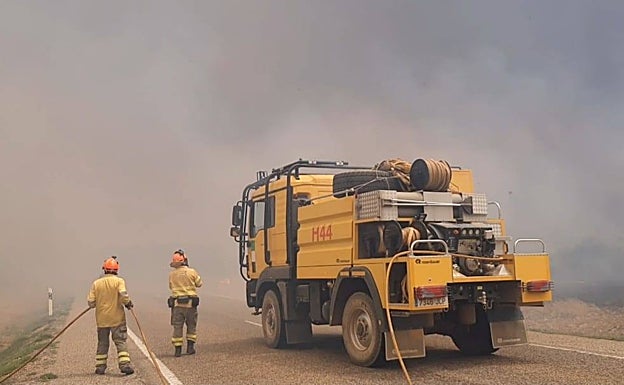 Los bomberos extremeños, trabajando en Zamora. 
