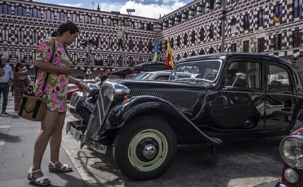 Una mujer se detiene en uno de los vehículos concentrados este sábado en Badajoz. 