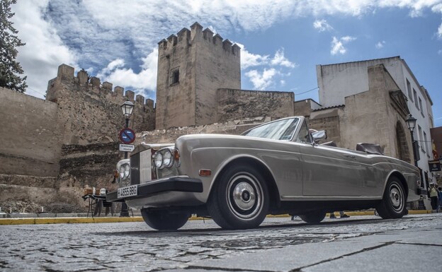 Un Rolls Royce, descapatoble, por la plaza de San José este sábado. 