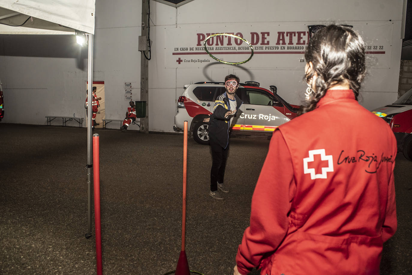 Fotos: HOY pasa una noche con los voluntarios de Cruz Roja en la feria de Badajoz