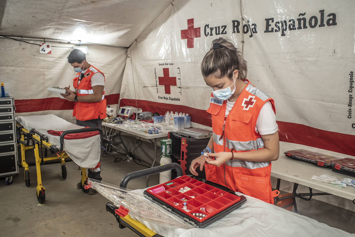 Fotos: HOY pasa una noche con los voluntarios de Cruz Roja en la feria de Badajoz