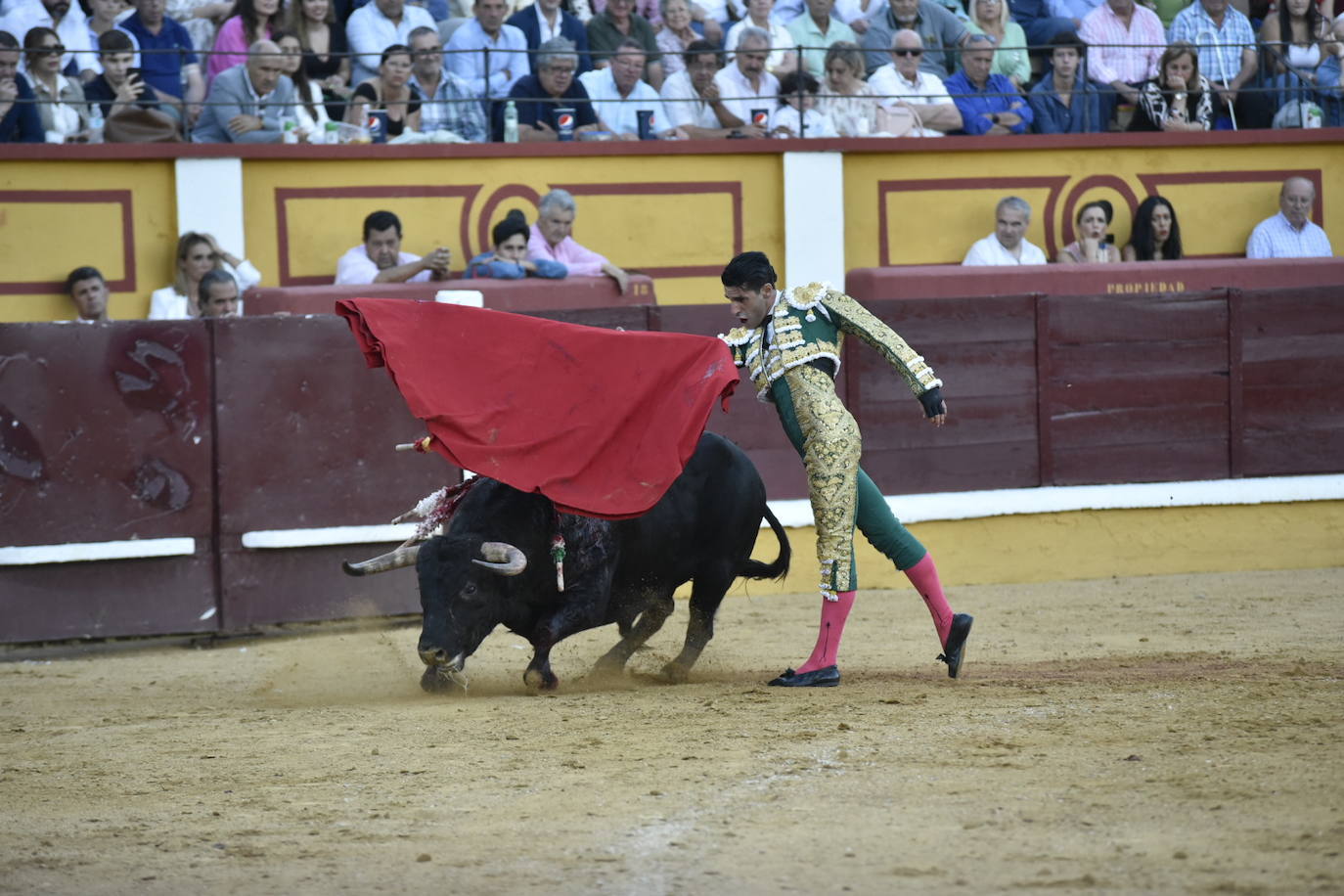 Fotos: Dos orejas para Ferrera en un nuevo fiasco de Zalduendo en Badajoz