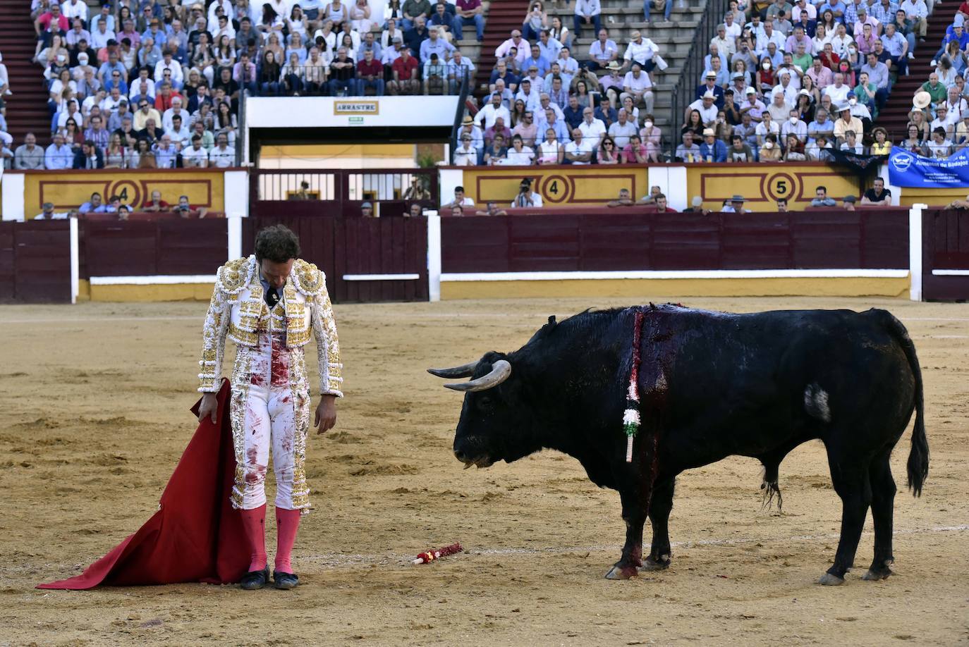 Fotos: Dos orejas para Ferrera en un nuevo fiasco de Zalduendo en Badajoz