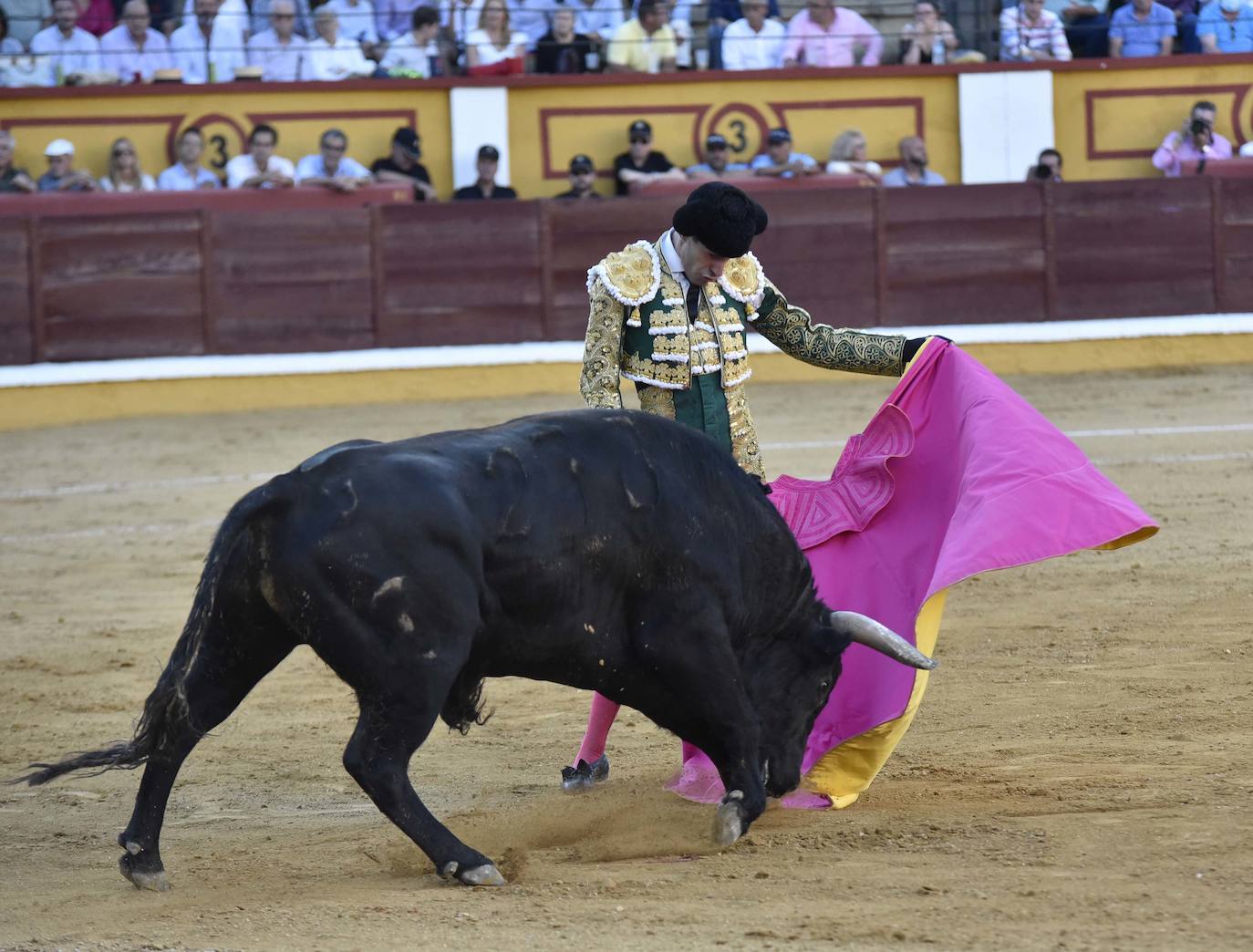 Fotos: Dos orejas para Ferrera en un nuevo fiasco de Zalduendo en Badajoz