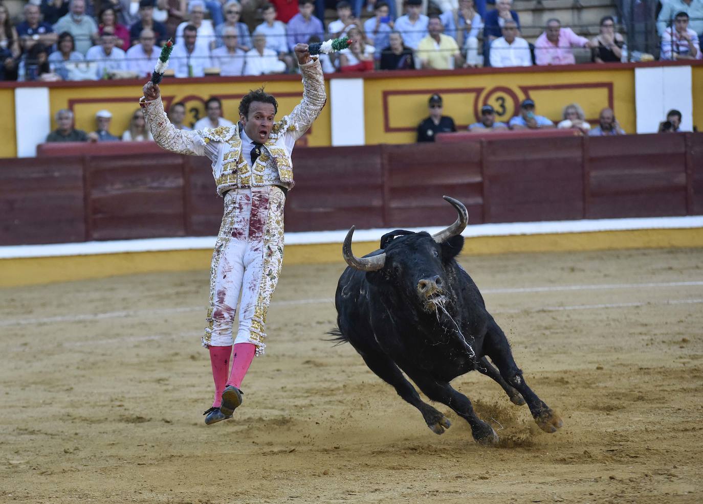 Fotos: Dos orejas para Ferrera en un nuevo fiasco de Zalduendo en Badajoz