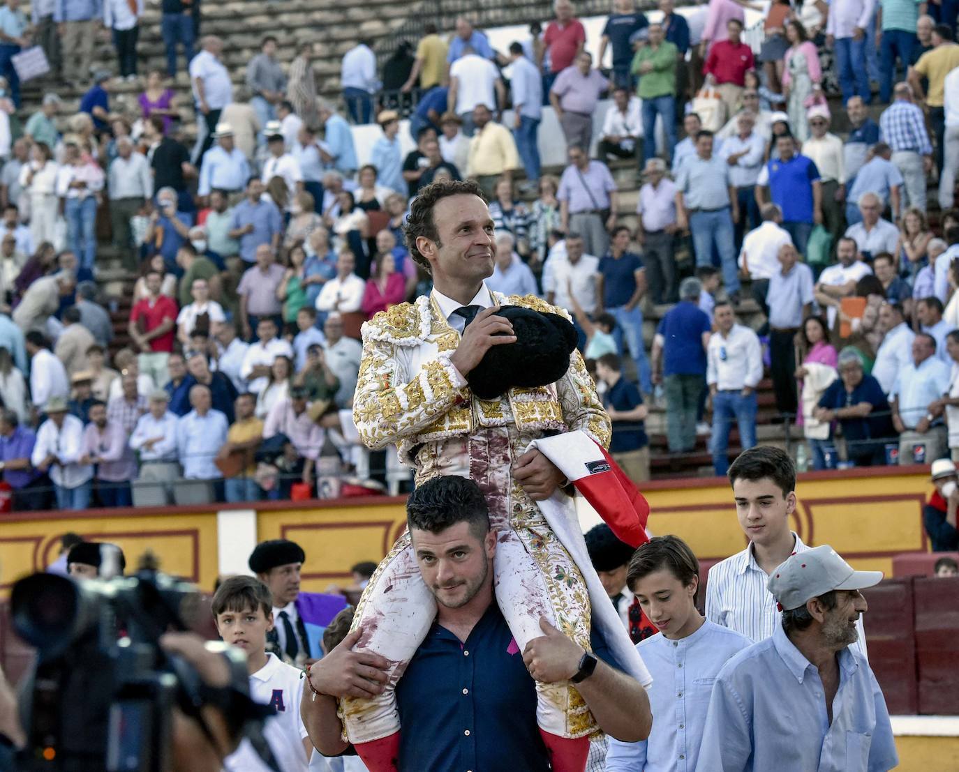 Fotos: Dos orejas para Ferrera en un nuevo fiasco de Zalduendo en Badajoz