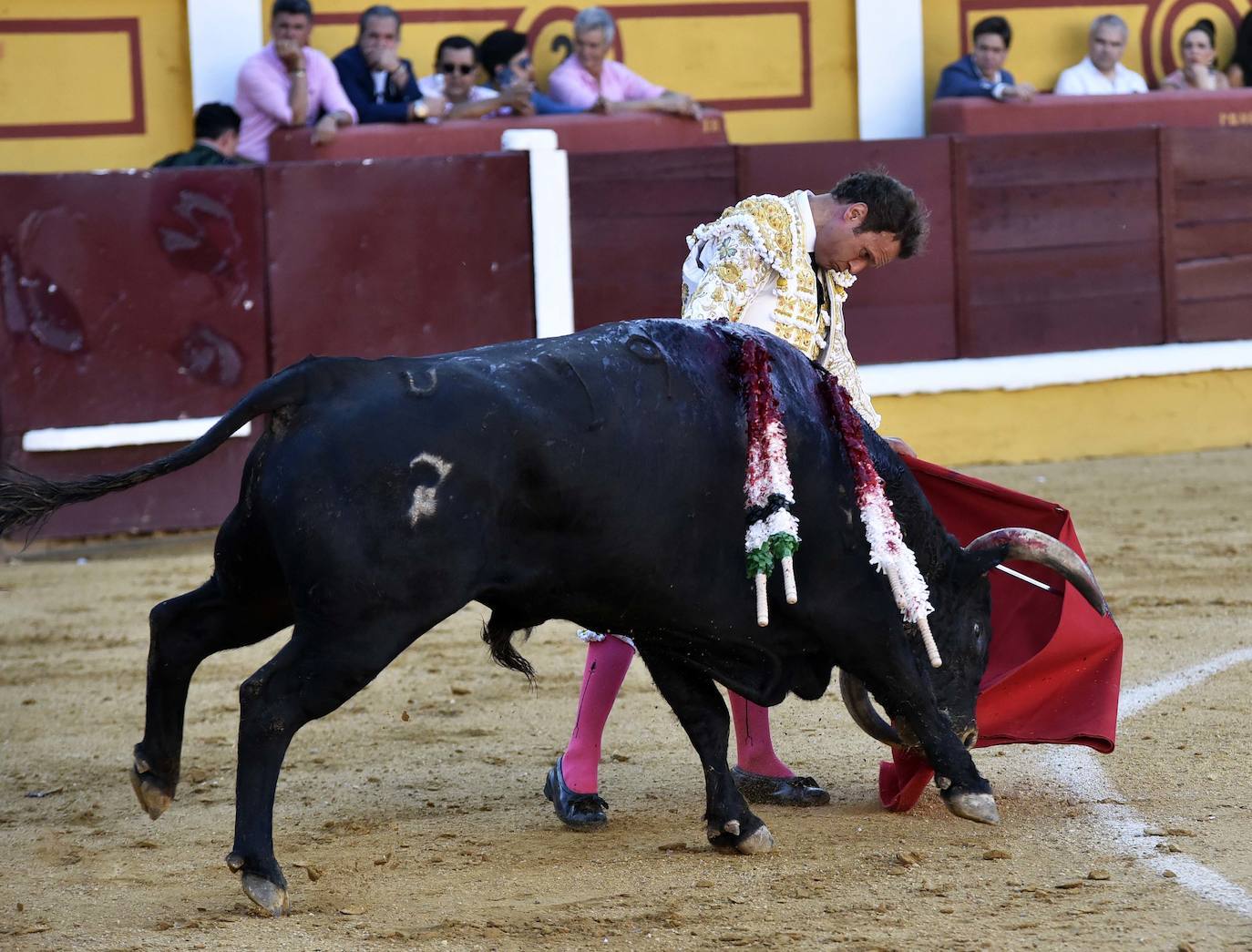 Fotos: Dos orejas para Ferrera en un nuevo fiasco de Zalduendo en Badajoz