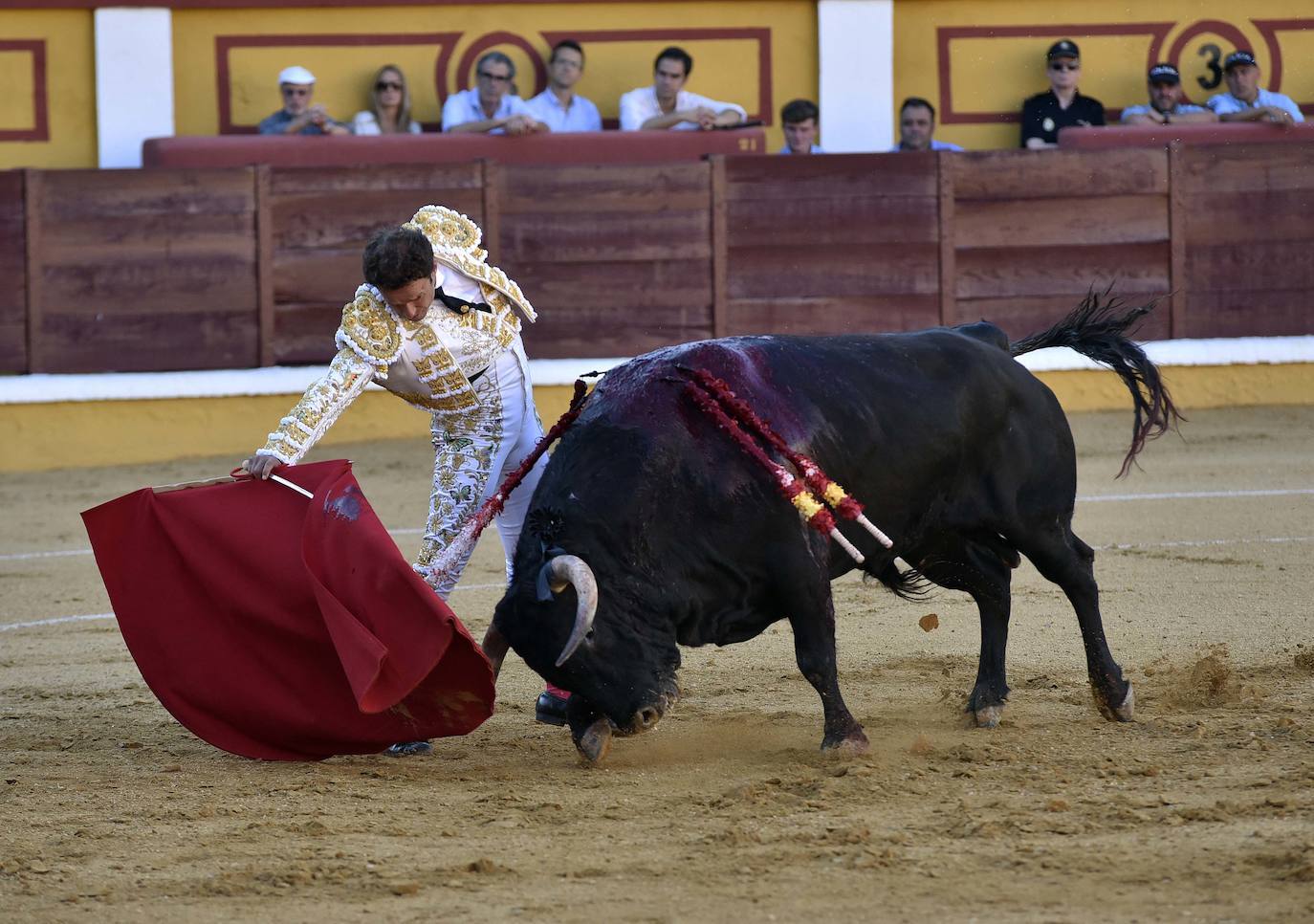 Fotos: Dos orejas para Ferrera en un nuevo fiasco de Zalduendo en Badajoz