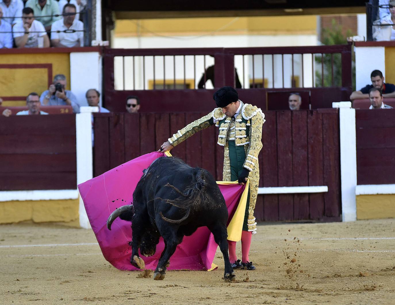 Fotos: Dos orejas para Ferrera en un nuevo fiasco de Zalduendo en Badajoz