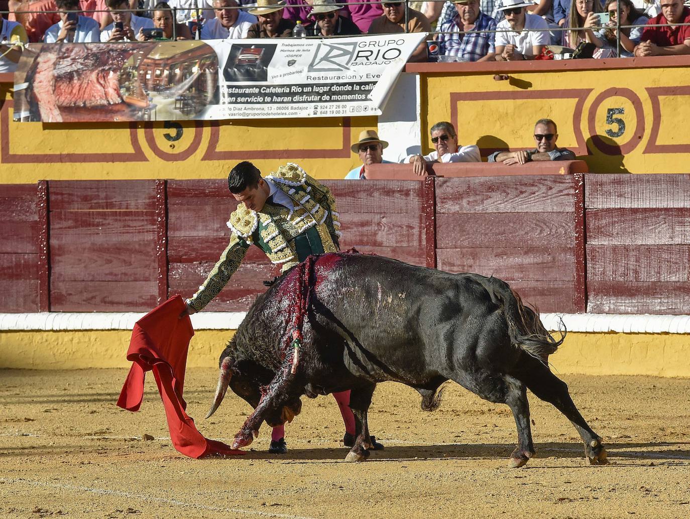 Fotos: Dos orejas para Ferrera en un nuevo fiasco de Zalduendo en Badajoz