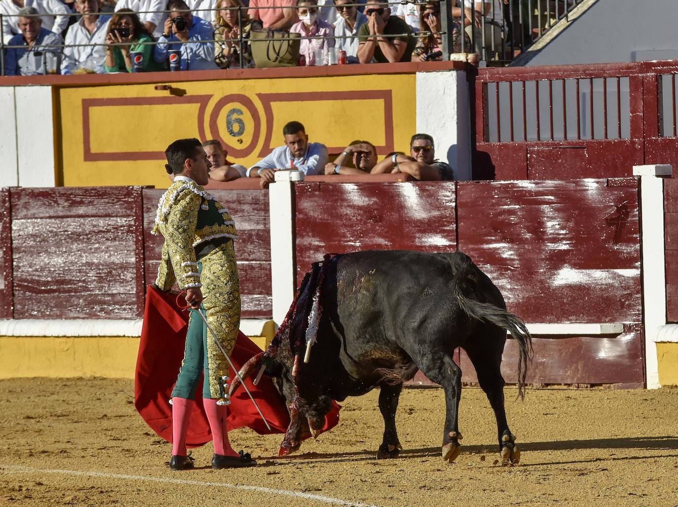 Fotos: Dos orejas para Ferrera en un nuevo fiasco de Zalduendo en Badajoz