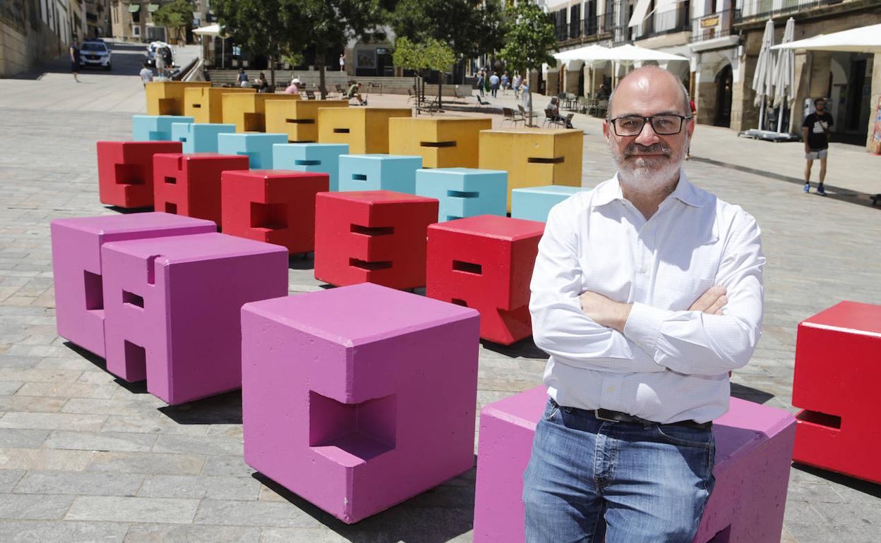 Jesús Cruz, en la Plaza Mayor de Cáceres. Está de vacaciones en su ciudad natal tras permanecer tres meses en Ucrania. 