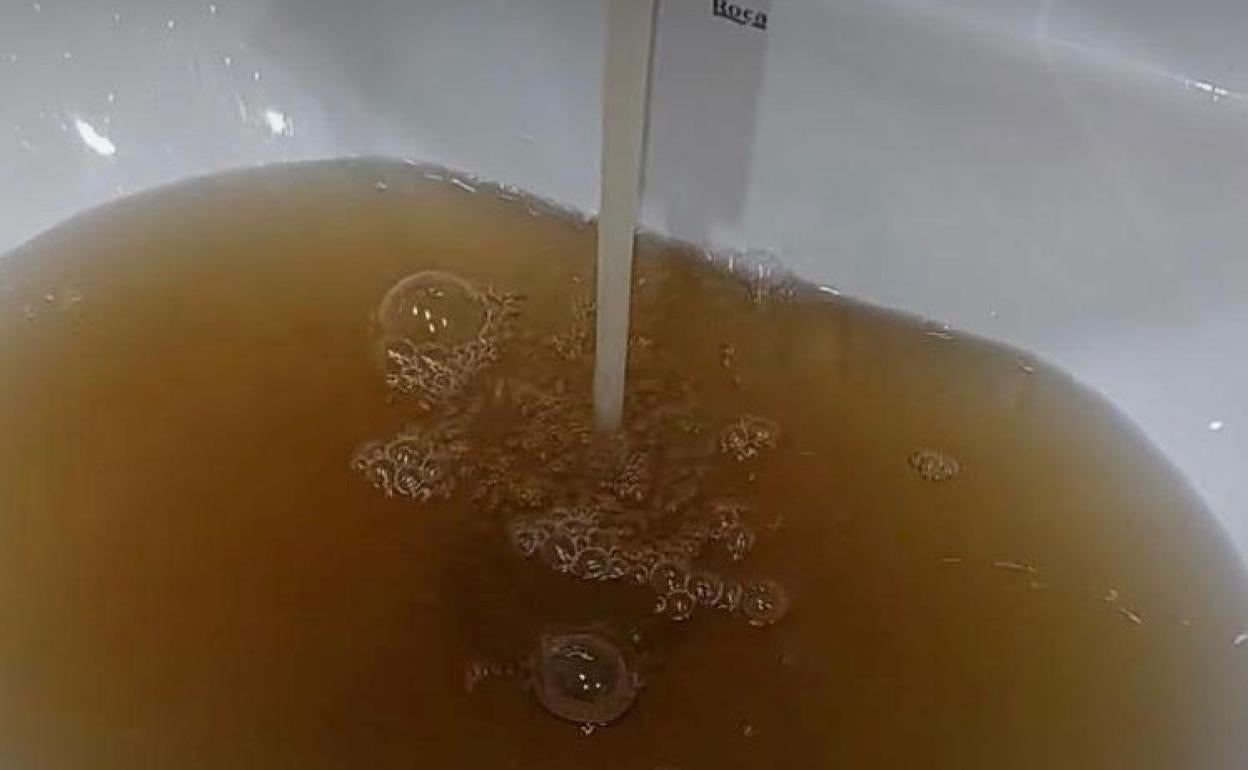 Así salía el agua este lunes en Los Santos de Maimona.