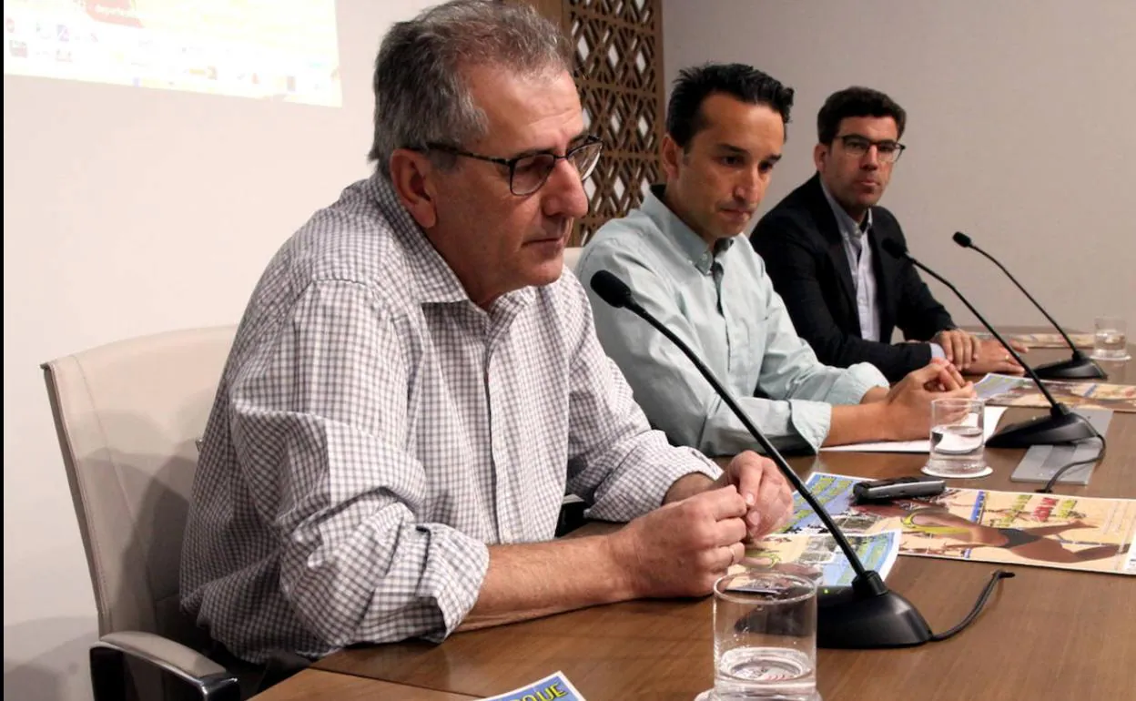 El alcalde de Alburquer Manuel Luis Gutiérrez, el vicentpesidente de la Diputación Ricardo Cabezas y el coordinador de Promoción Deportiva Juan Pedro Monzú. 