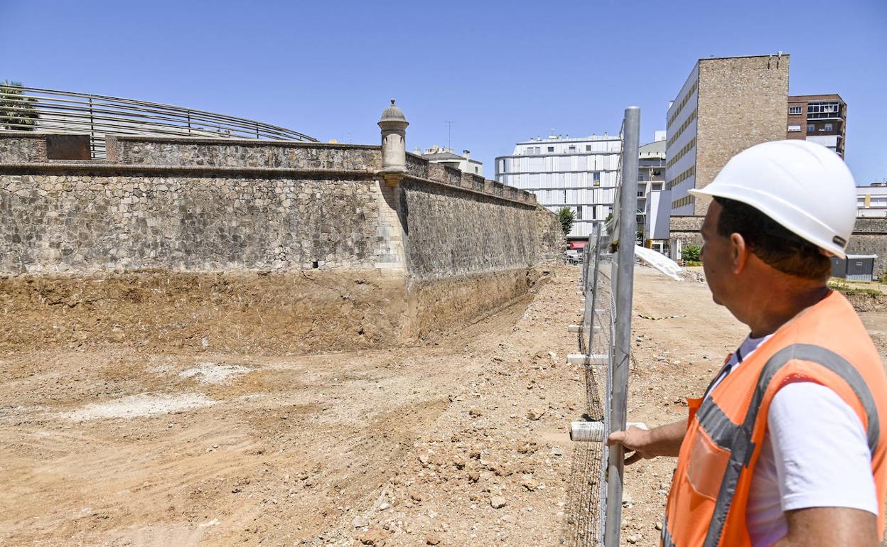 El baluarte de San Roque ya ha llegado a su cota original, tras retirar las toneladas de tierra que cubrían parte del lienzo de muralla.