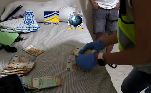 La trama de apuestas de futbolistas en Andalucía y Gibraltar se salda con 21 detenidos