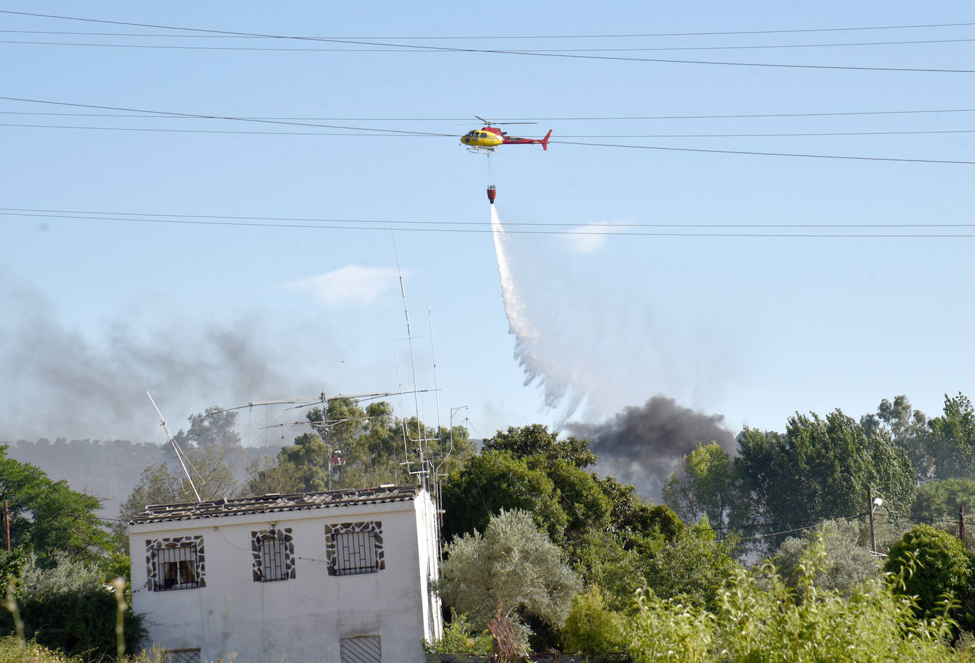 Fotos: Medio aéreos y terrestres luchan contra un incendio en Plasencia