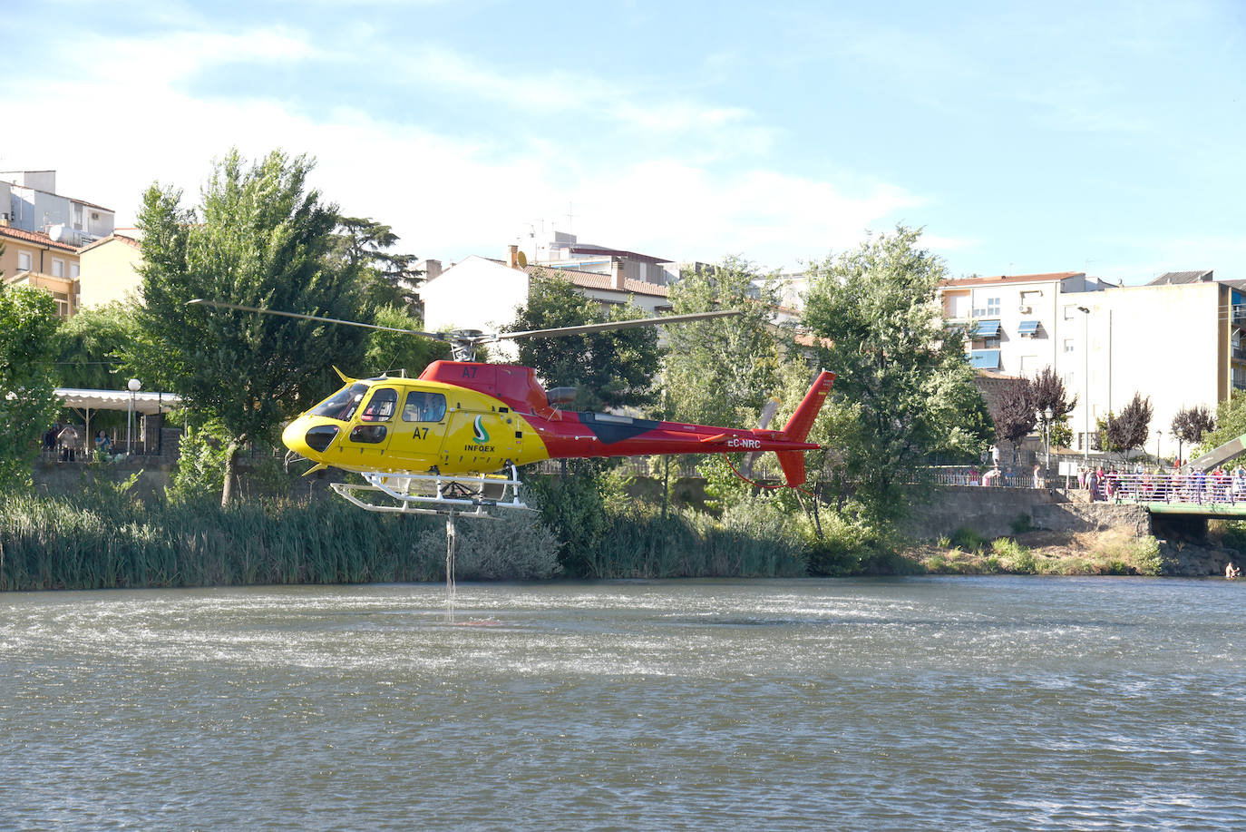 Fotos: Medio aéreos y terrestres luchan contra un incendio en Plasencia