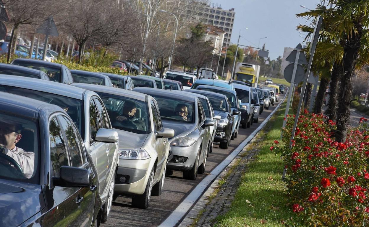 Un atasco en la avenida de Elvas, una de las arterias con más problemas. 
