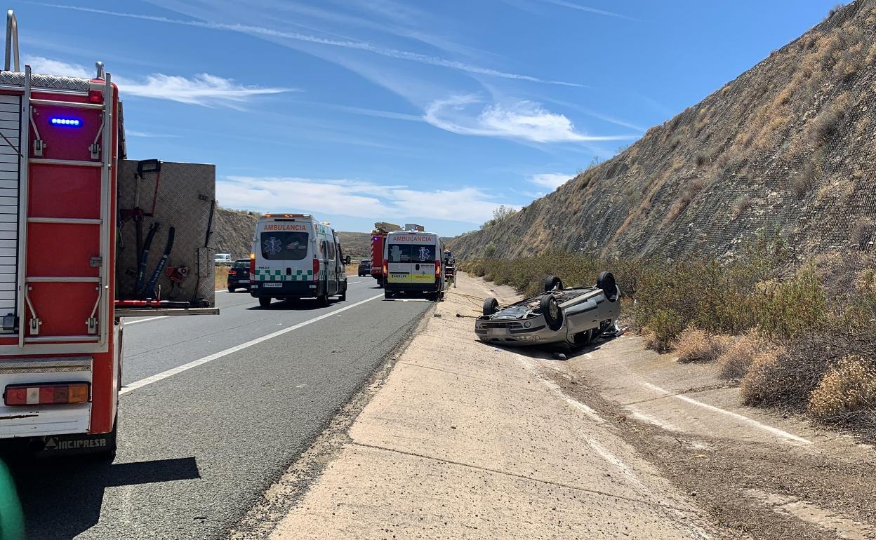 El turismo ha quedado volcado en el arcén en el kilómetro 517 de la A-66, cerca de Cañaveral.