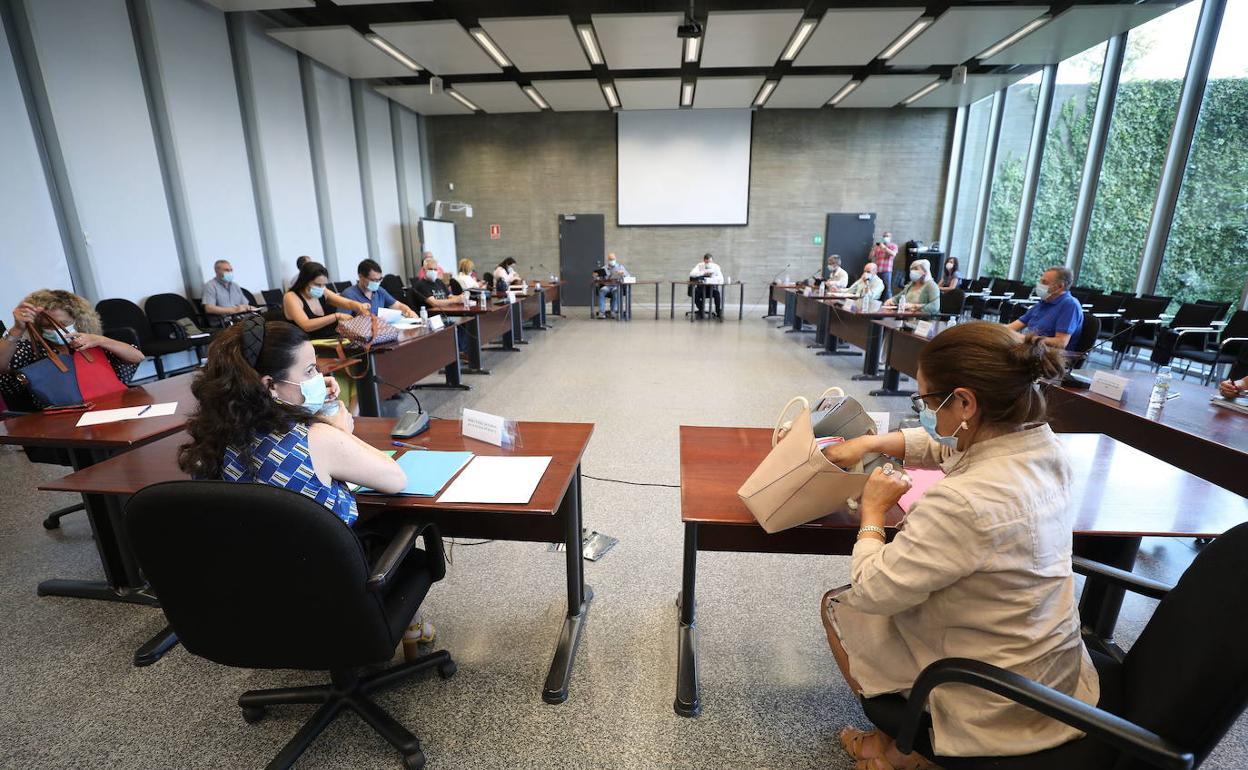 Imagen de archivo de una reunión de la mesa de la función pública presidida por la vicepresidenta y consejera de Pilar Blanco-Morales. 