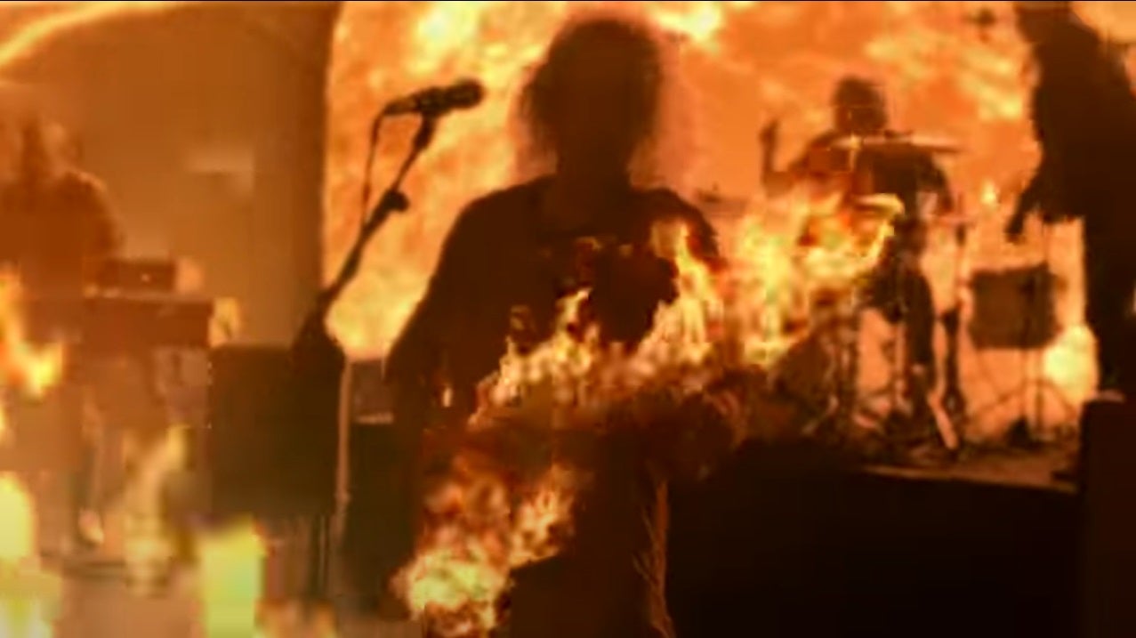 Robe incendia el Palacio de Congresos de Plasencia en su último videoclip