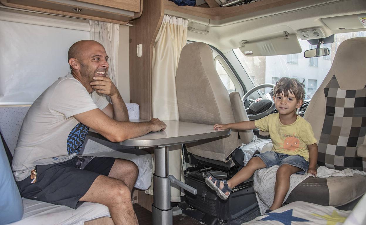 Israel Vázquez y su hijo Martín en su autocaravana, con la que suelen irse de vacaciones 