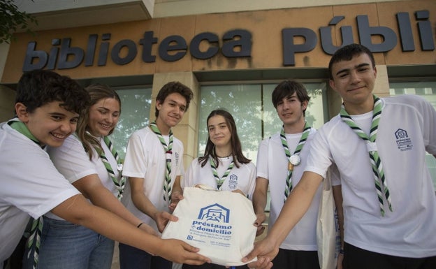 Scouts en la puerta de la Biblioteca Pública. 