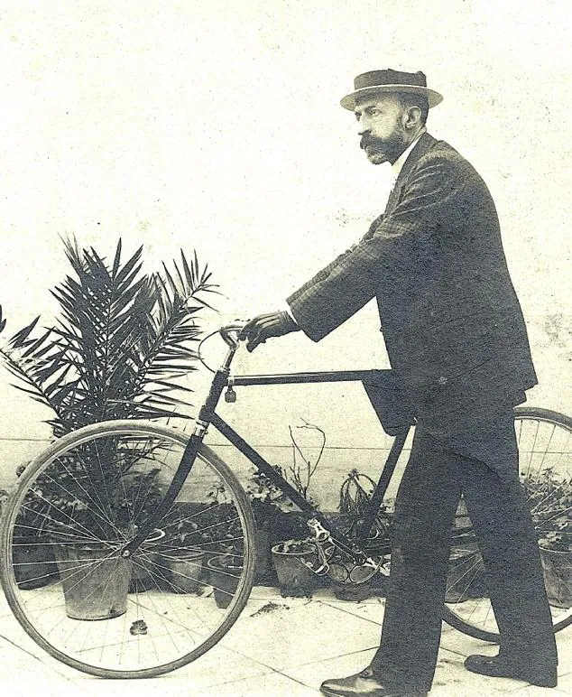 Felipe Trigo con su bicicleta. Es de las pocas fotos en las que se ve su mano izquierda enguantada.