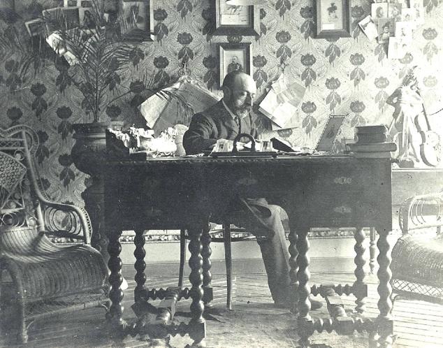 Felipe Trigo en su despacho, en el que se quitó la vida el 2 de septiembre de 1916, con 52 años.