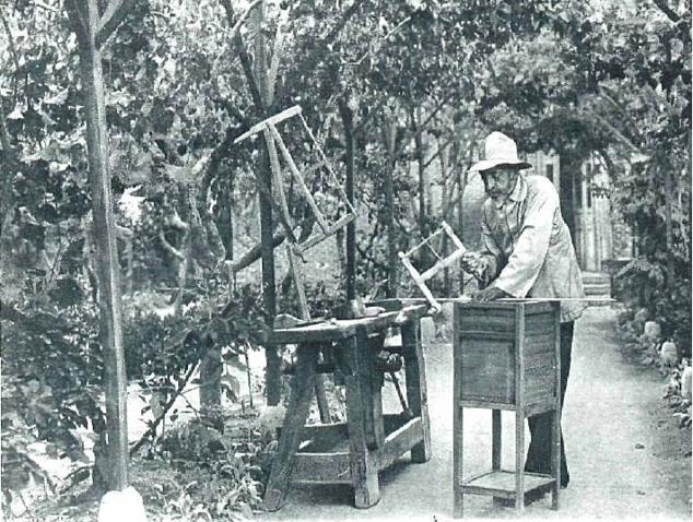 Curiosa fotografía de Campúa, publicada en la entrevista, en la que Trigo está dedicándose a la carpintería, su distracción favorita.