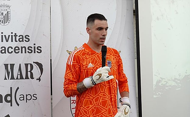 Kike Royo, este jueves en la presentación de las equipaciones. 