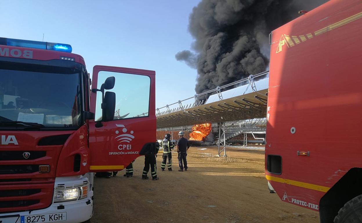 Bomberos del CPEI ayer durante la intervención en la central termosolar de Talarrubias