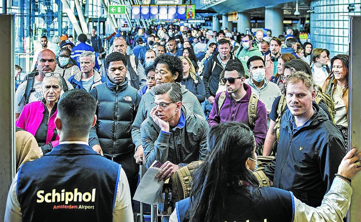 La falta de efectivos ha puesto contra las cuerdas a aeropuertos como el de Schiphol, en Amsterdam, haciendo que el desaliento cunda entre los pasajeros.