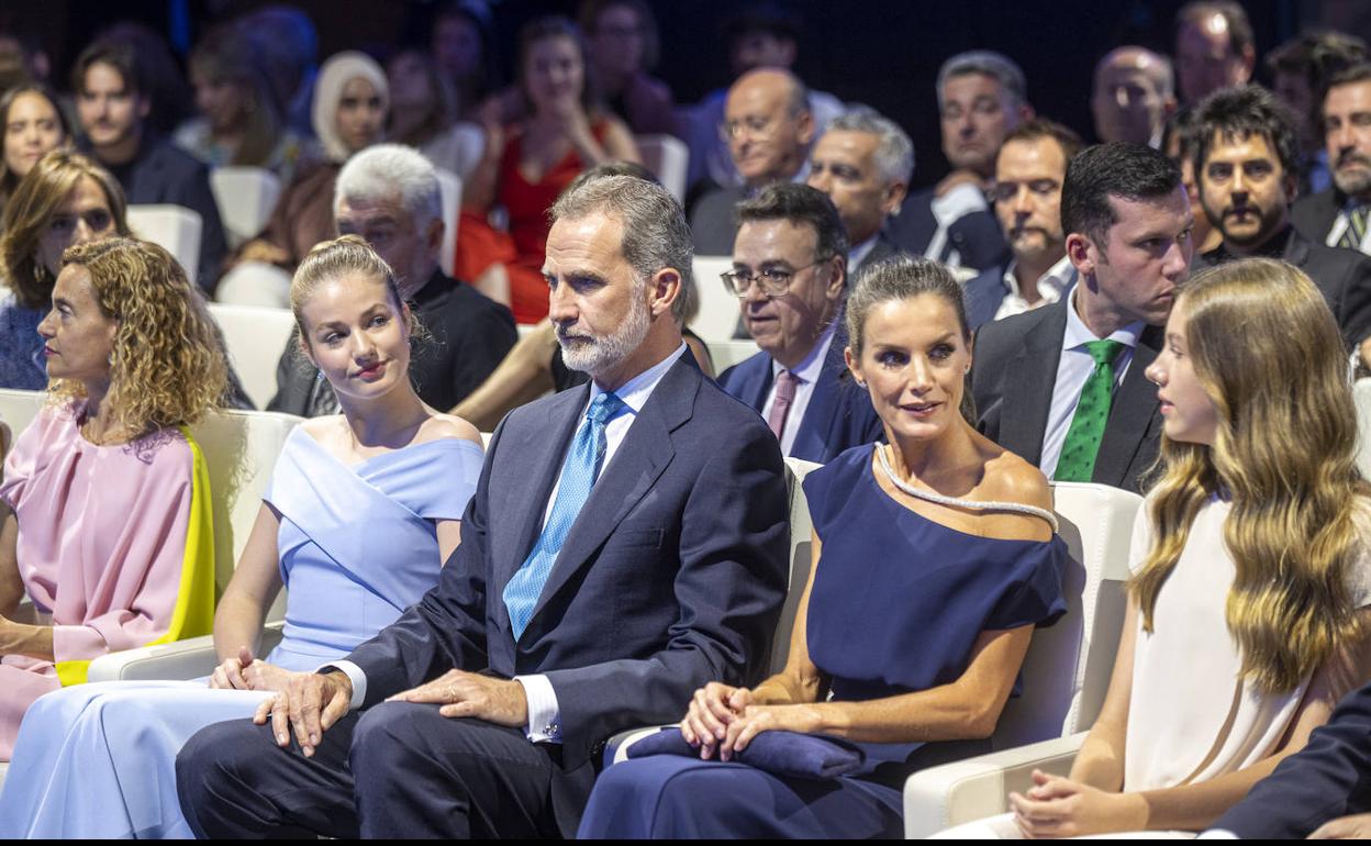 Los Reyes, la princesa Leonor y la infanta Sofía, durante la ceremonia a los premiados de la Fundación Princesa de Girona.
