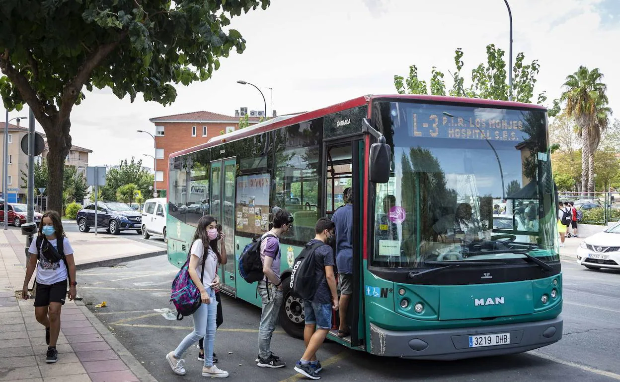 La cooperativa Los Arcos gestiona el servicio de transporte urbano desde 1982. 