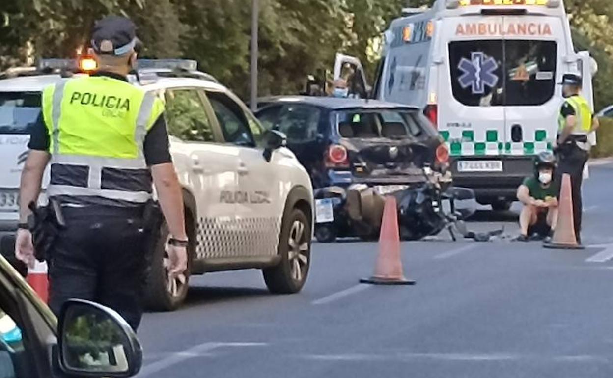 Agentes de la Policía Local este miércoles en un servicio en la avenida de España por un accidente. 
