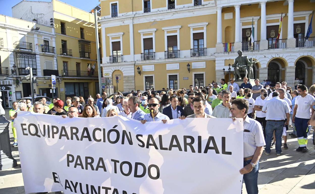 Trabajadores del Ayuntamiento de Badajoz concentrados para reclamara una subida salarial como la de la Policía Local la pasada semana.