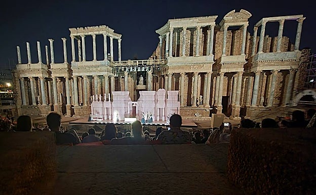 Panorámica del Teatro Romano de Mérida anoche, con el escenario de 'Safo' delante del frente escénico. 